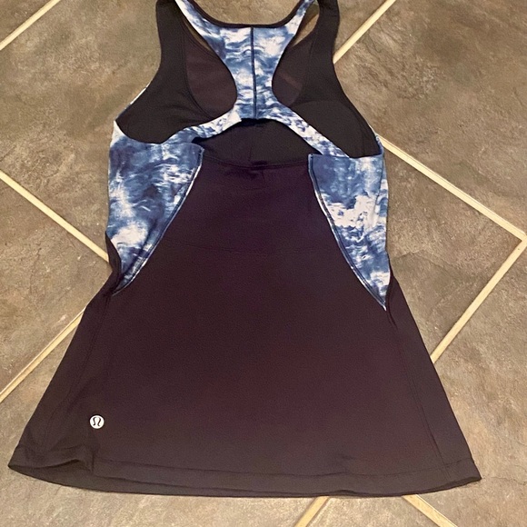 Lululemon Mesh With Me Tank Size 4 - fits more like a 2 - Picture 2 of 3